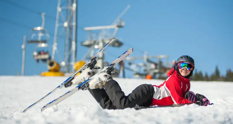 2026 Ramazan Bayramı tatilinde güneşli havada Erciyes Kayak Merkezi pistleri ve kayak yapanlar