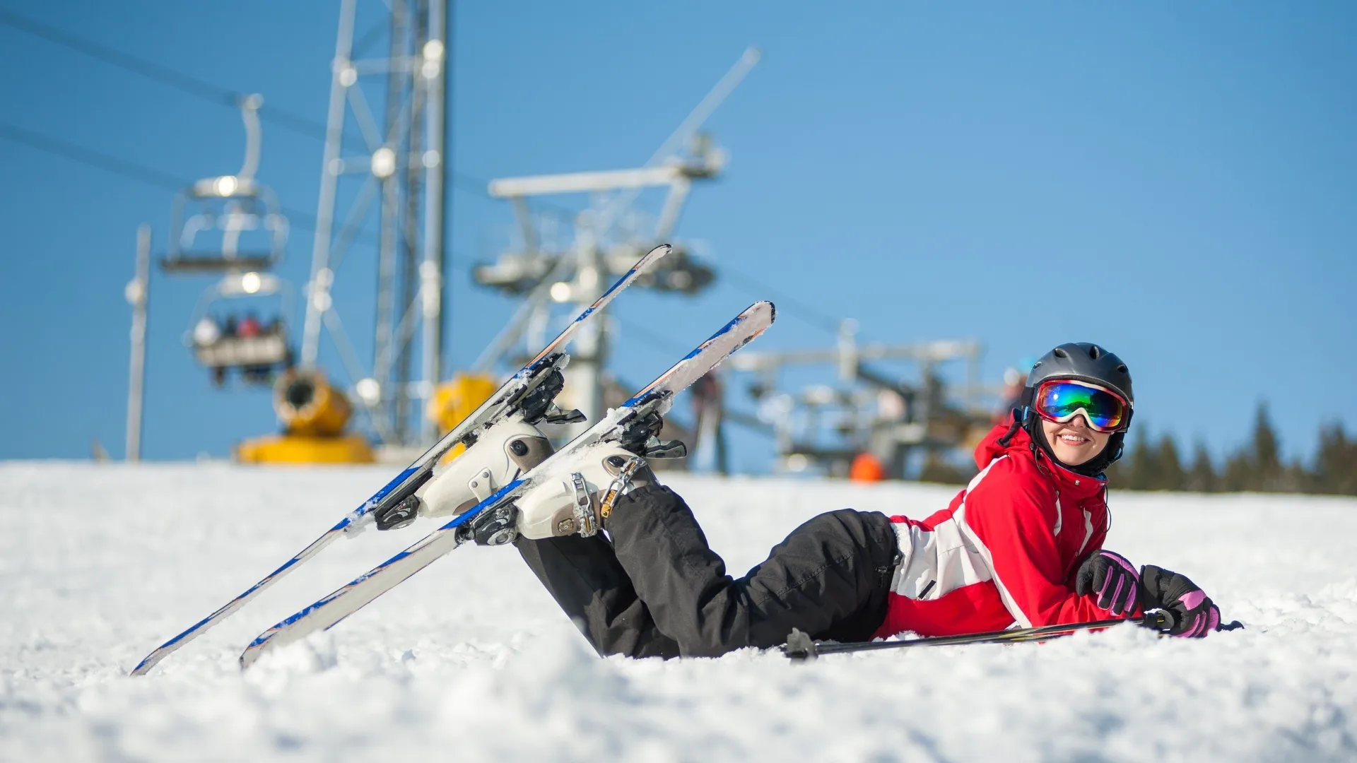 2026 Ramazan Bayramı tatilinde güneşli havada Erciyes Kayak Merkezi pistleri ve kayak yapanlar