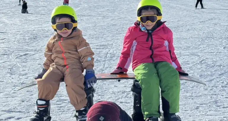 Erciyes Kayak Merkezi acemi pistinde eğitmen eşliğinde çocuklar için kayak dersinden pozlar.