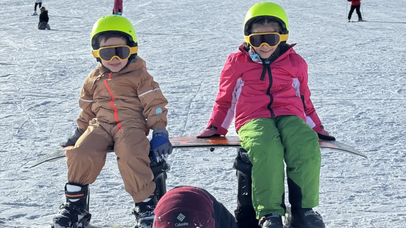 Erciyes Kayak Merkezi acemi pistinde eğitmen eşliğinde çocuklar için kayak dersinden pozlar.