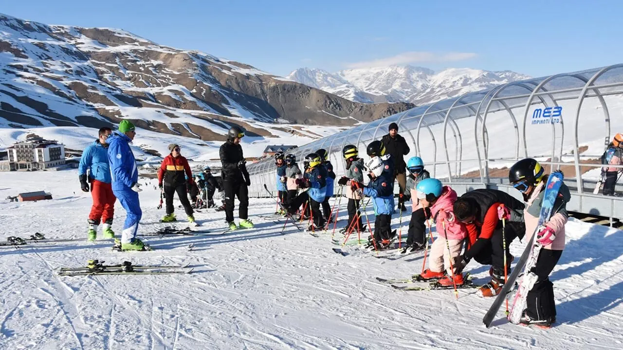 Erciyes Kayak Dersi Hakkında 2027 Güncel Bilgiler 2 Erciyes Kayak Merkezi’nde kayak dersi